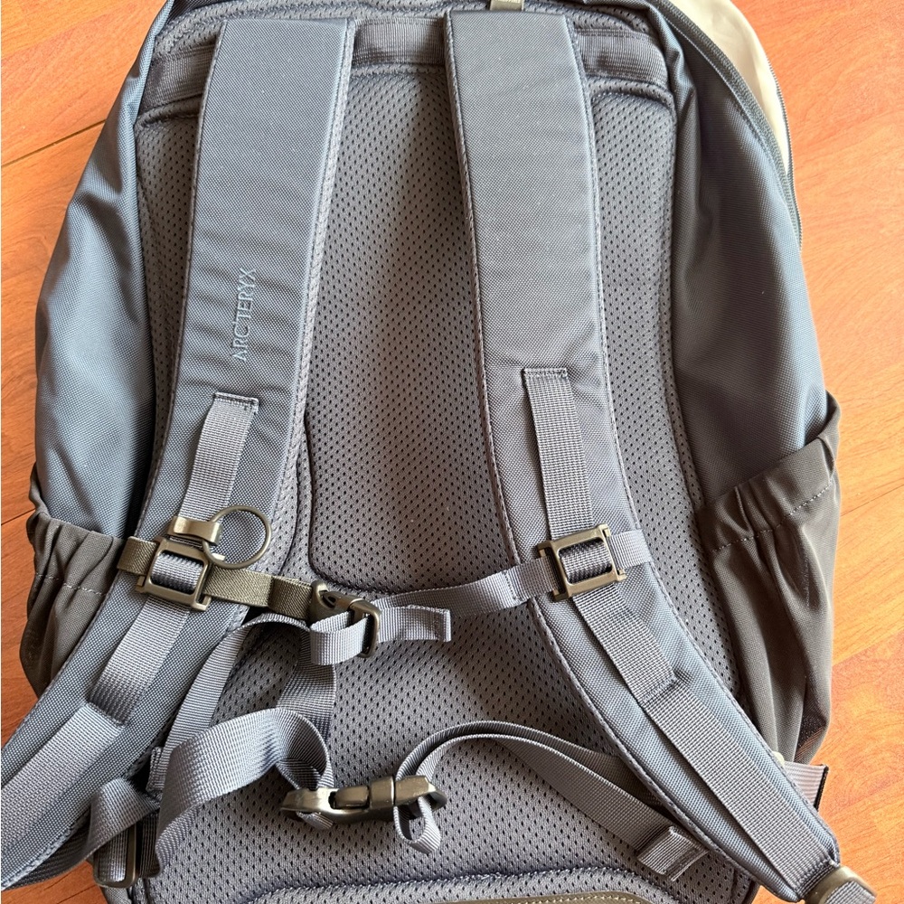 Arc'teryx - Mantis 32L Backpack - navy
